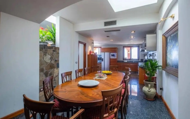 Villa Paradise-sleeps 20-pool-sea Views-pets