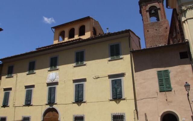 It 's located in the historic center of Pisa on the ground floor of a 17th century building