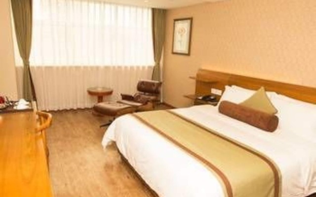 Junchao Mira Hotel (Ranjiaba Flower Garden Light Rail Line 6 Station)