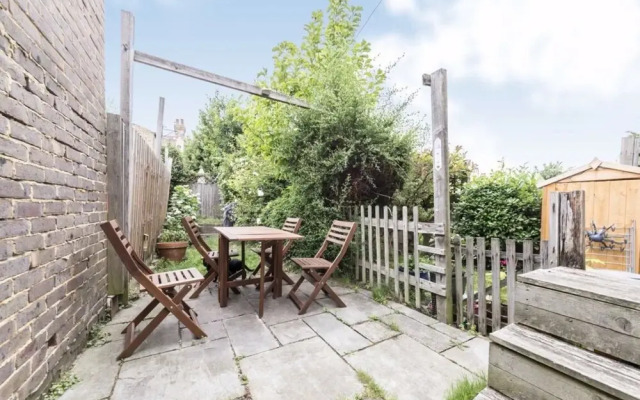2 Bedroom Flat w Office in Tooting Broadway