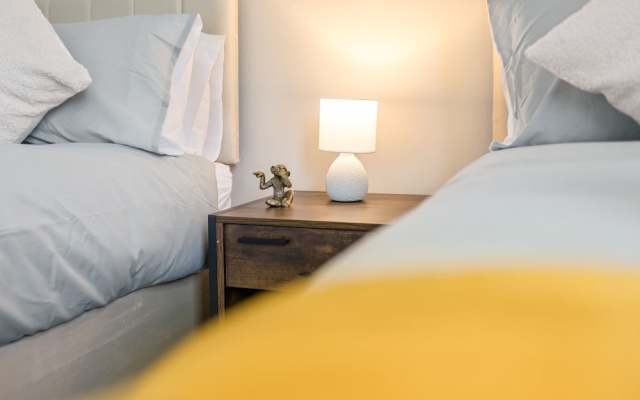 House - Sleeps 6 - On Street Parking