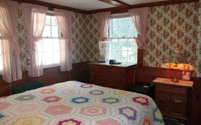 White Trellis Motel