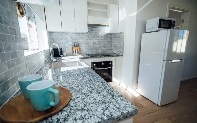 Sahara on Anzac-Close to Airport, city & beach!