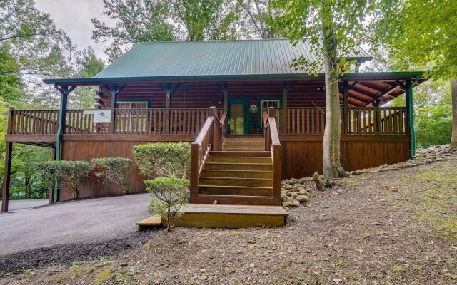 Gatlinburg Getaway: Private Hot Tub & Fireplace!