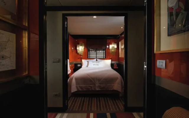 House of Hütter - Floating Home Goldfinger