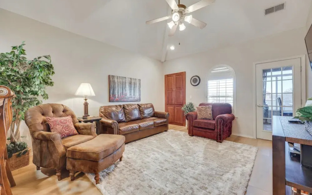 Walk to Branson Strip: Inviting Condo!