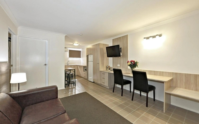 Smart Motel Bert Hinkler