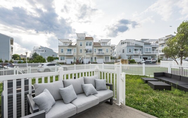 Stunning Beachfront Queens Getaway 4 Bedroom Townhouse by Redawning