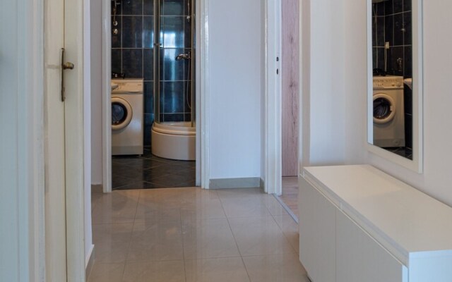 Spacious apt few min Walk to old Town and Beach