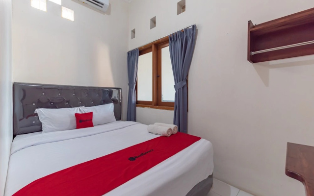RedDoorz at Anjasmoro Guest House near Bandara Ahmad Yani Semarang – Guest Rooms – Semarang
