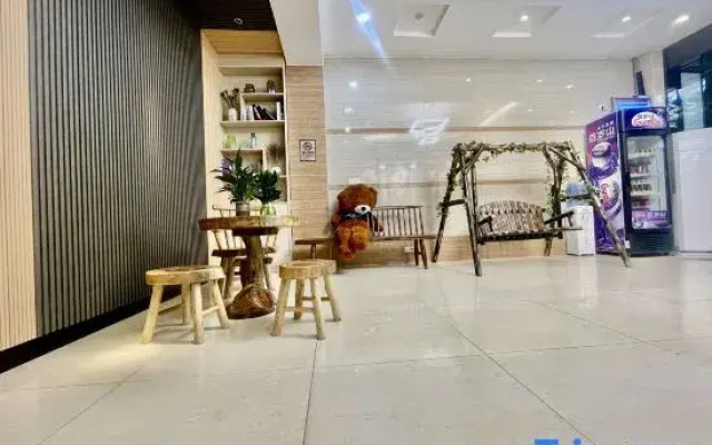 Yuelai Hotel (Nanning Shi Dashatian Subway Station Jinxiangdadao Subway Station)