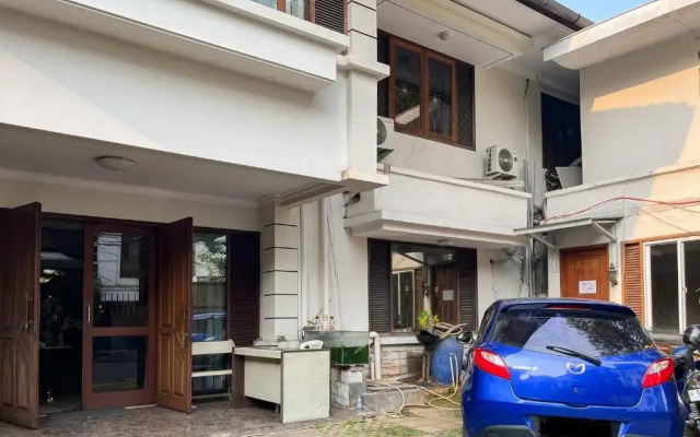 RedDoorz Plus @ Jalan Dharmawangsa