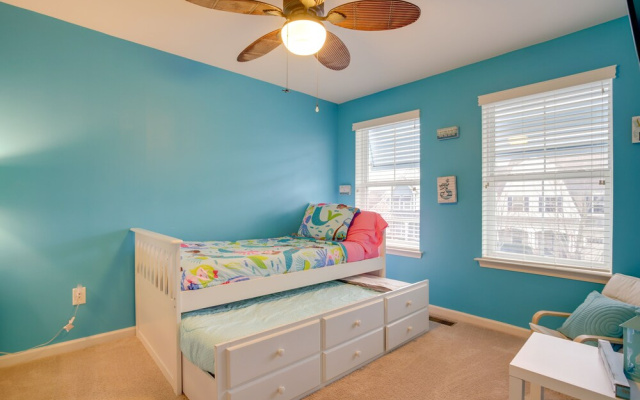 Shuttle to Beach: Millville Townhome w/ Porch