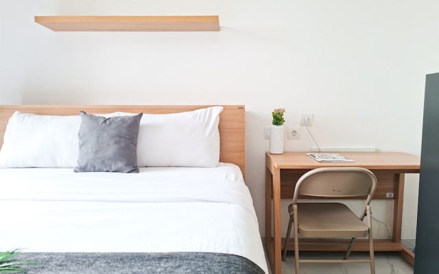 Basic Look Studio Apartment At Sky House Bsd Near Aeon Mall – Guest Rooms – Legok