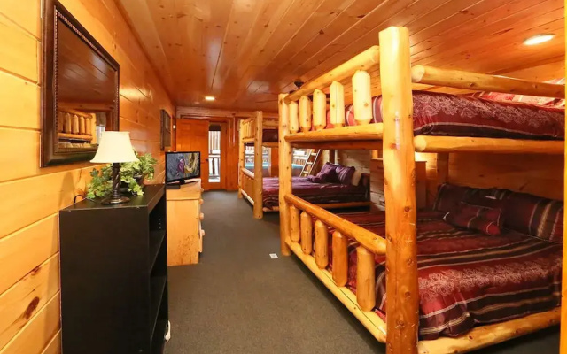 Mountain Movie Inn 6 Br cabin by RedAwning