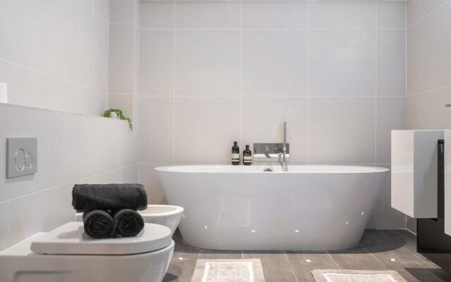 Exquisite 2400sqft 3 Bed Brick Lane Pad