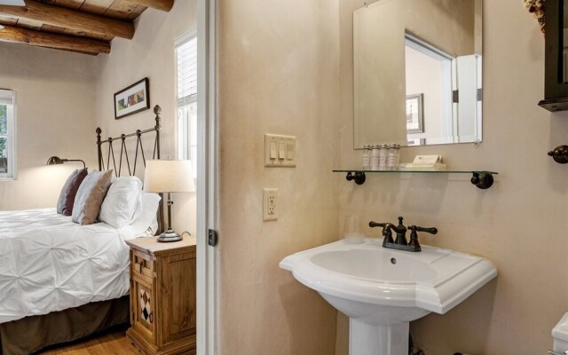 La Luz - Luxurious East Side Adobe With Hot Tub and Kiva Fireplace, Walk Everywhere