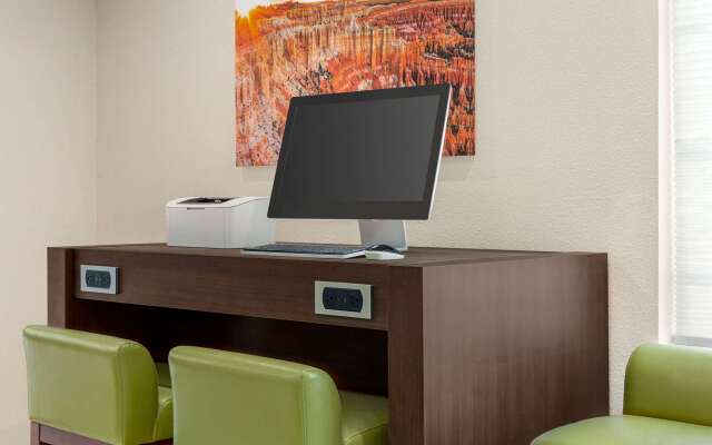 Days Inn & Suites by Wyndham Greater Tomball