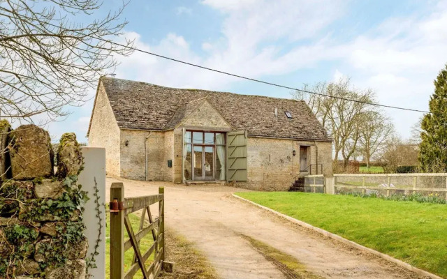Classical Cotswolds Barn Conversion by Nature Rese