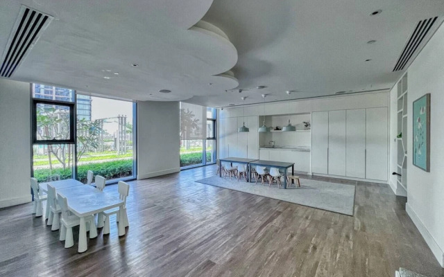 Bright 2BR in top Creek Rise Tower