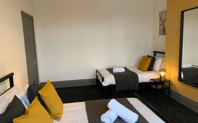 Rectory - Lovely 4 bedroom maisonette Gateshead free parking