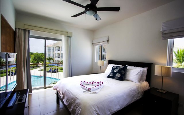 Pool view apartment ideal families 12