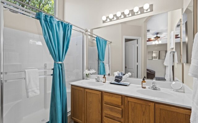 Cozy Hidden Gem - 3BR - 1Den w Backyard