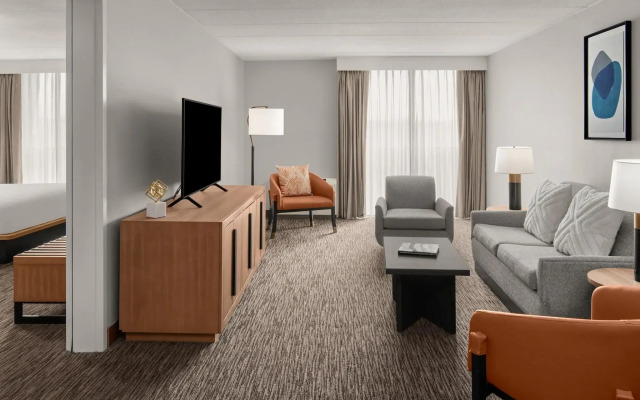 Sheraton Milwaukee Brookfield Hotel