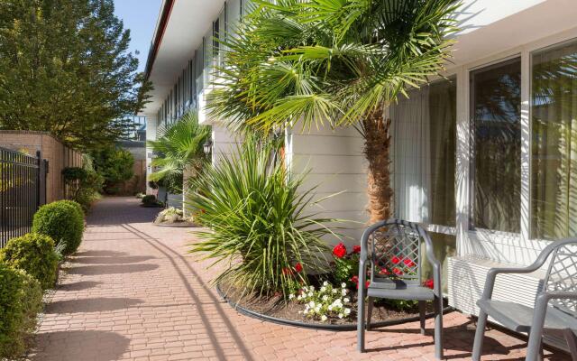Days Inn by Wyndham Victoria Airport Sidney