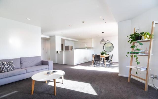 Stunning Three Bedroom Home Near Sky Tower
