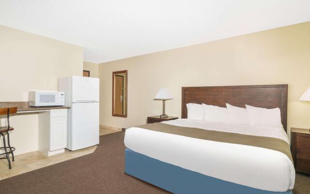 Days Inn & Suites by Wyndham Baxter Brainerd Area
