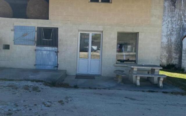 Petite annexe avec piscine commune