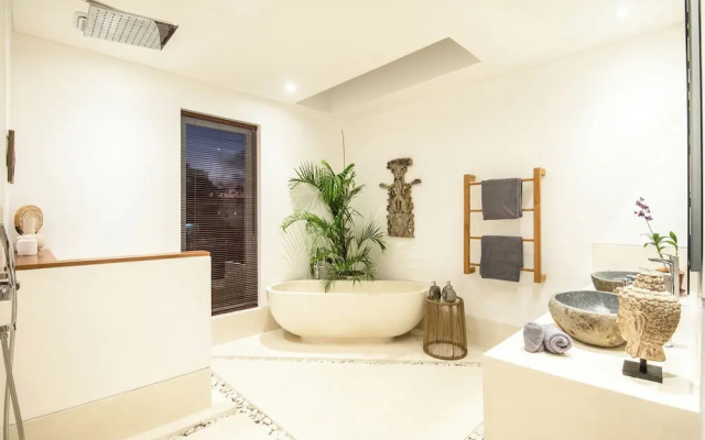 Coastal Elegance: 4BR Villa, 400m to Finns,