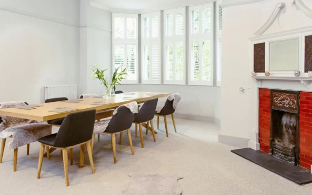 Grand Edinburgh Castlehill Apartment
