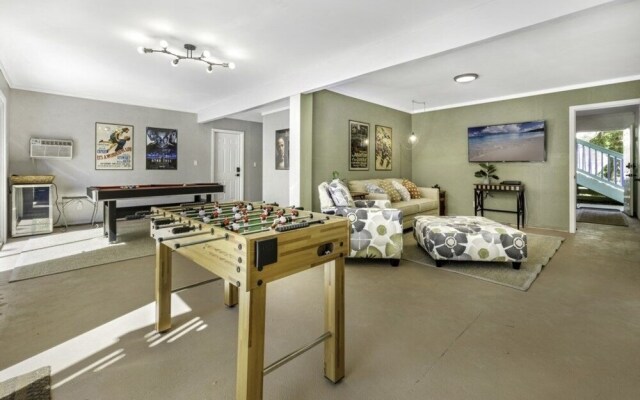 Dancing Dolphin 4 Bedroom Home by RedAwning