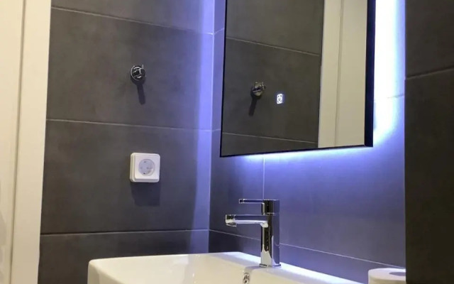 Sunny new lovely apartment 60 meters from the metro