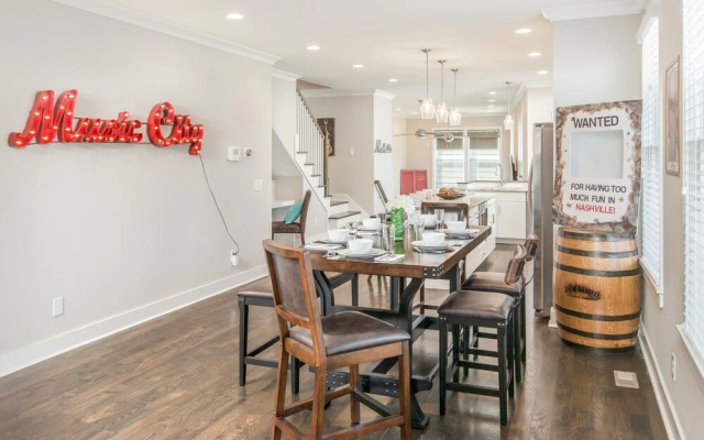 4BR/3BA Music Row House A by RedAwning