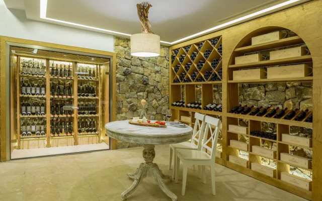 Phaos Cellaria Estate