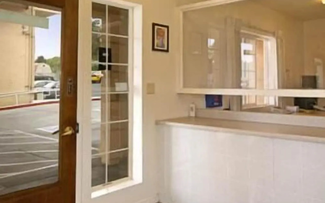 Super 8 Hayward Downtown