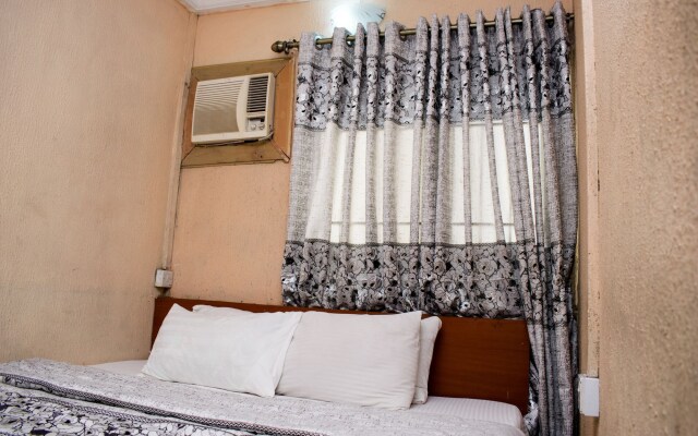 Maxton Suites Magodo