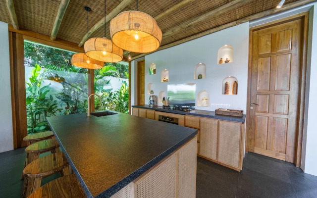 Villa Kauh - Luxury Tropical 5BR Villa