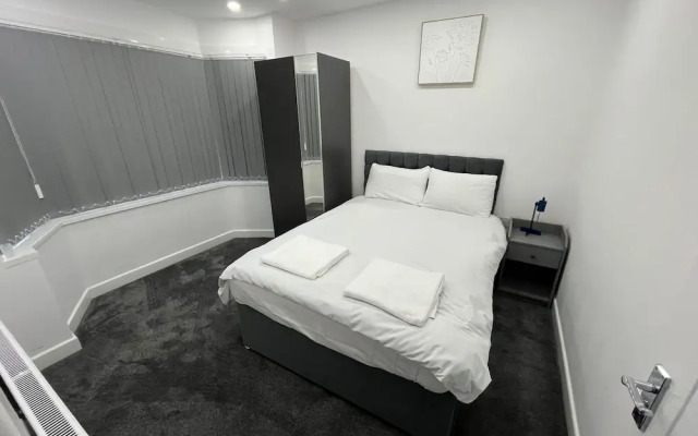 Spacious 4 Bed Home - Sleeps 7, Garden & Parking