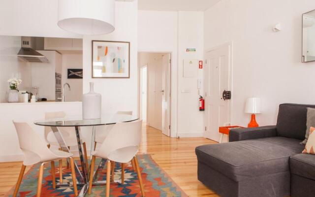 Cozy 1st Floor Flat Central Chiado District With Balconies and AC 19th Century building