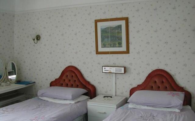 Neuadd Arms Hotel