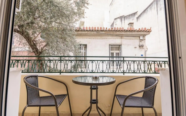 Family House next to Acropolis