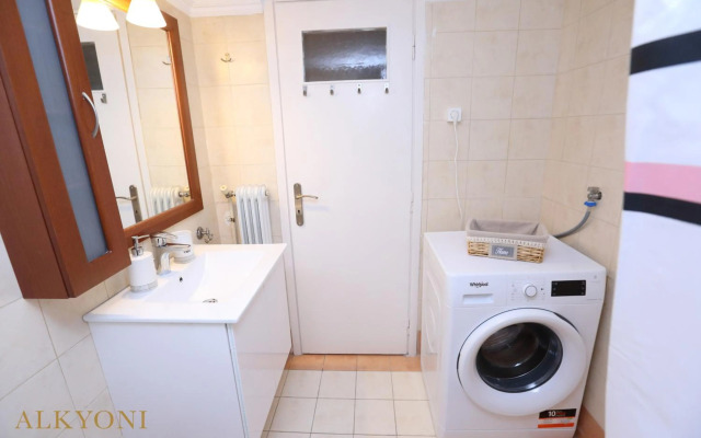 MELMA PROPERTIES- ALKYONI apartment by the sea in Piraeus