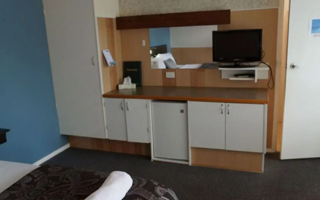 Golden Leaf Motor Inn