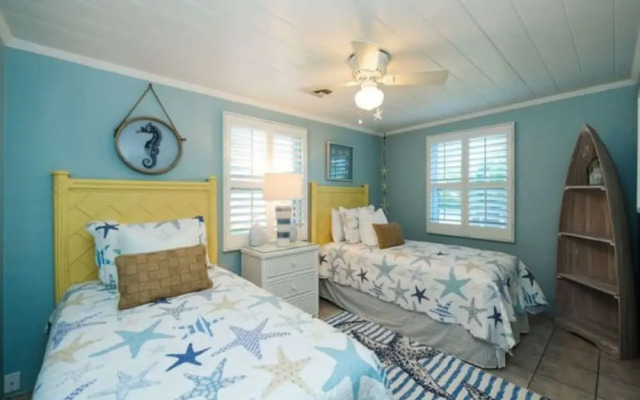 Cha Cha Cottage 301 23rd St 3 Bedroom Cottage by RedAwning