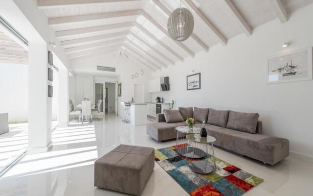 Luxurious Villa in Debeljak with Swimming Pool