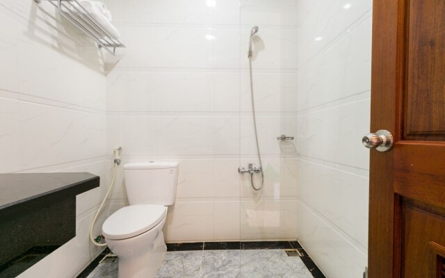 Camy Hotel by OYO Rooms